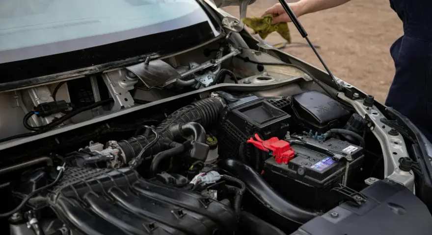 Silnik Renault z widocznym akumulatorem i elementami układu dolotowego. Może to być związane z błędem dtc p0300.