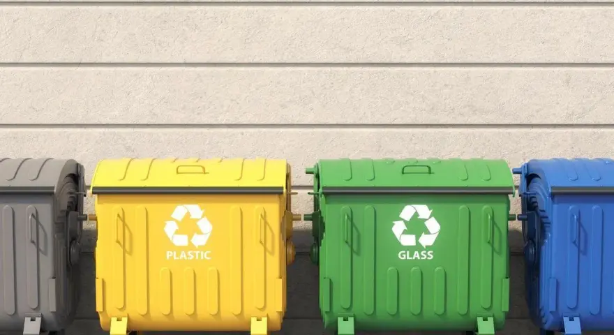 Segregacja śmieci w bloku to obowiązek. Kara za niesegregowanie śmieci może być dotkliwa. Oto kosze na plastik i szkło.