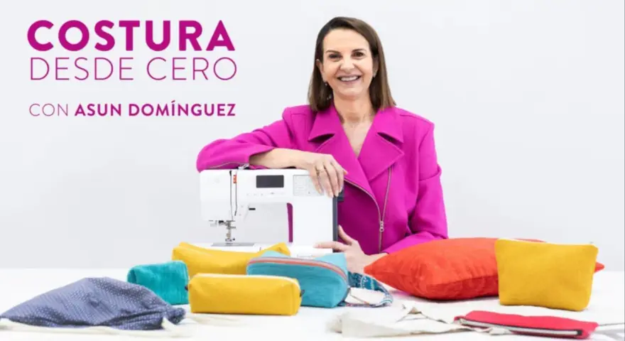 Asun Domínguez presenta su curso de costura para principiantes, rodeada de coloridos proyectos y una máquina de coser.