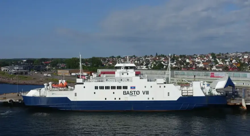 Prom BASTØ VIII przybija do brzegu. Z jaką prędkością płynie prom? Trudno ocenić, ale wygląda na to, że powoli.