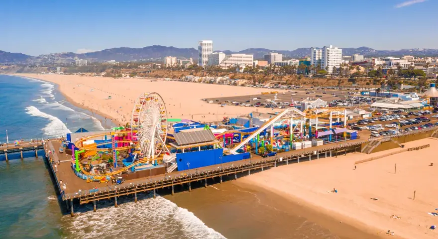 Wspaniała pogoda w Los Angeles w lutym! Wesołe miasteczko na molo w Santa Monica z diabelskim młynem i kolejką górską.