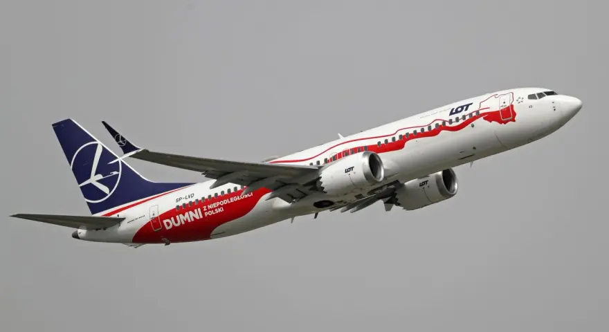 Boeing 737 MAX 8 linii LOT, z napisem "Dumni z Niepodległości Polski", wznosi się w powietrze.