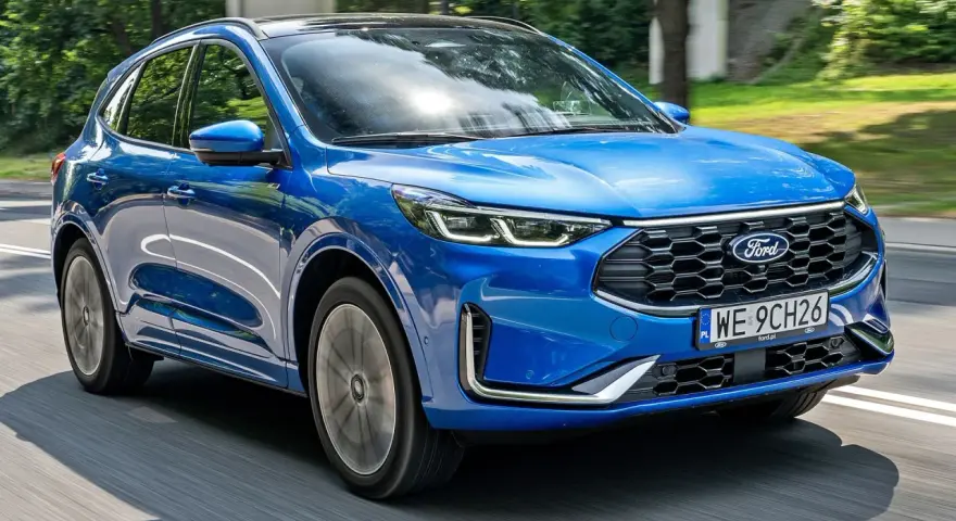 Niebieski Ford Kuga w ruchu. Sprawdź atrakcyjną ford kuga cena i wybierz swój wymarzony SUV.