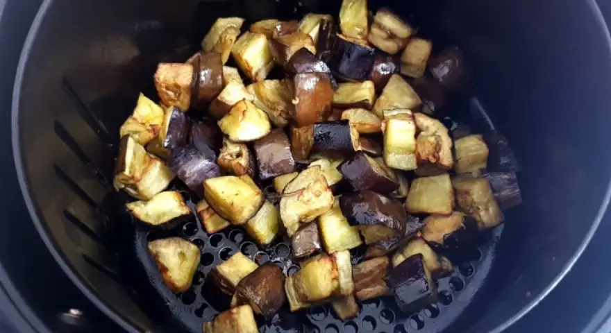 Melanzane a funghetto dorate e succulente, pronte per essere gustate.