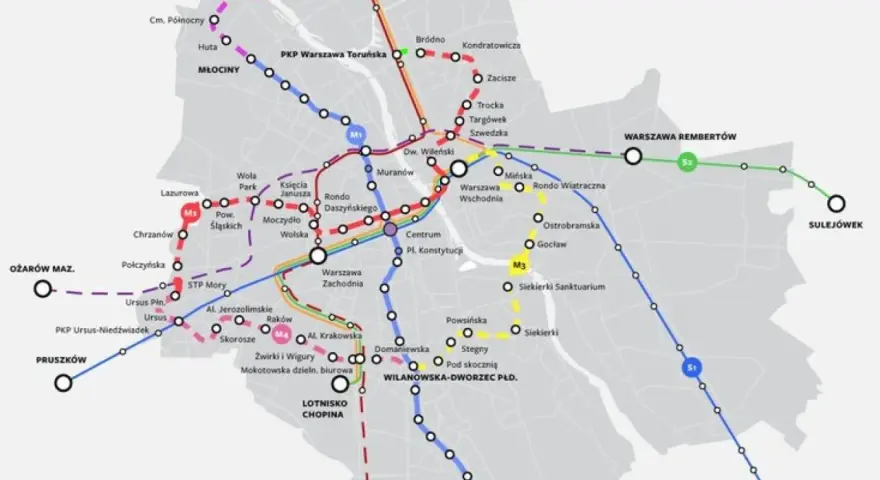 Mapa pokazuje stacje metra M2 i inne linie kolejowe w Warszawie, z zaznaczonymi trasami i nazwami przystanków.