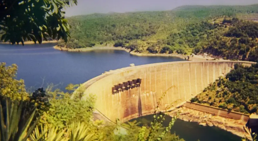 Ogromna zapora na jeziorze Kariba, otoczona bujną zielenią, tworzy imponujący krajobraz.