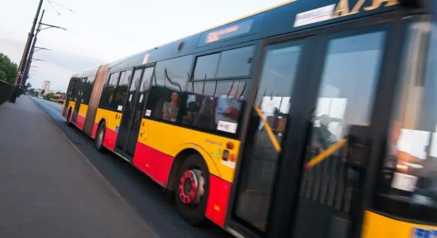 Autobus przegubowy MZK Gorlice w ruchu. Sprawdź mzk gorlice rozkład jazdy, by nie przegapić swojego kursu.