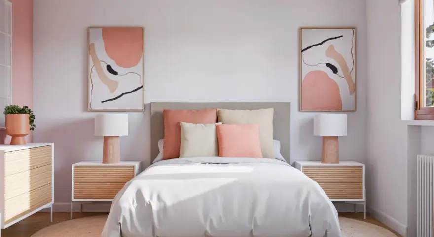 Acogedora habitación rosa pastel y blanco con cama, mesitas de noche de madera y arte abstracto.