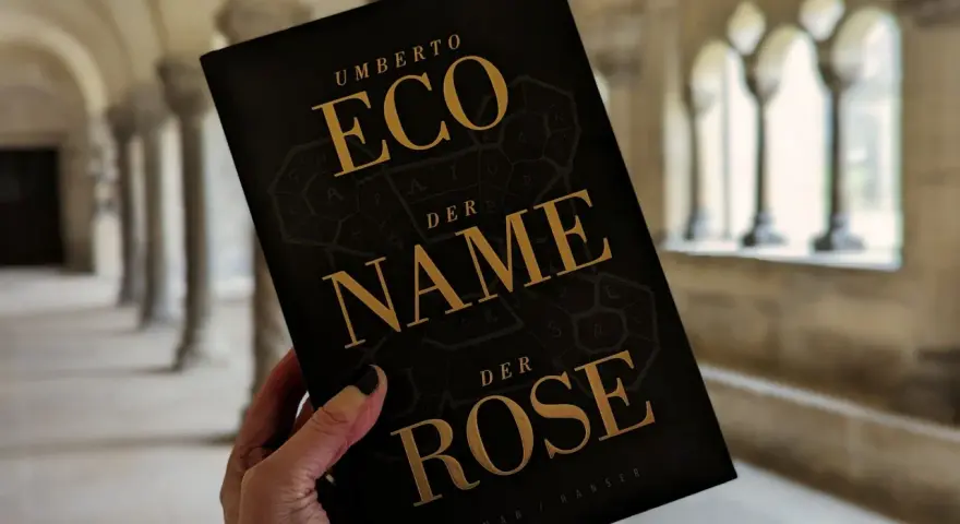 Buchcover von "Der Name der Rose" von Umberto Eco, gehalten in einer Hand.