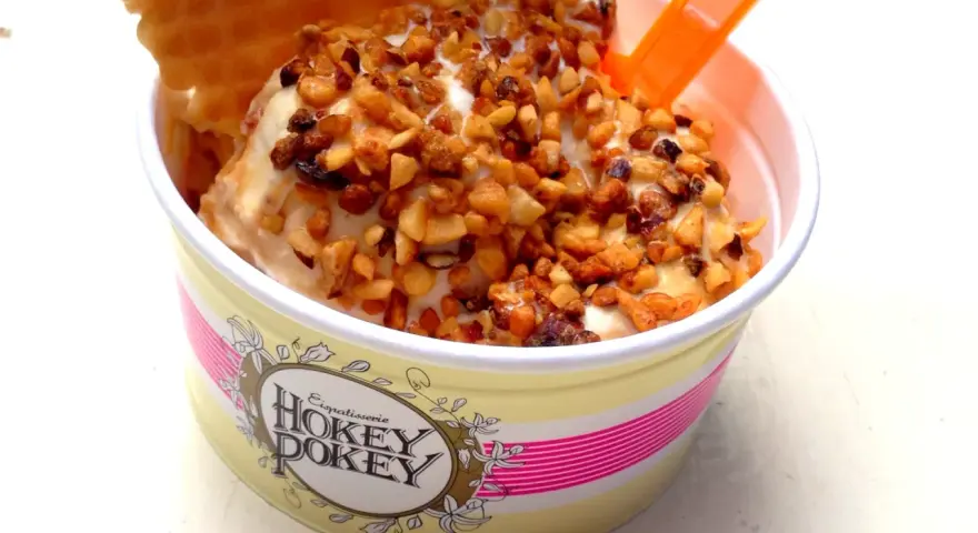 Ein Becher Hokey Pokey Eis mit Nüssen und Waffel. Dieses Eisrezept ist ein Genuss!