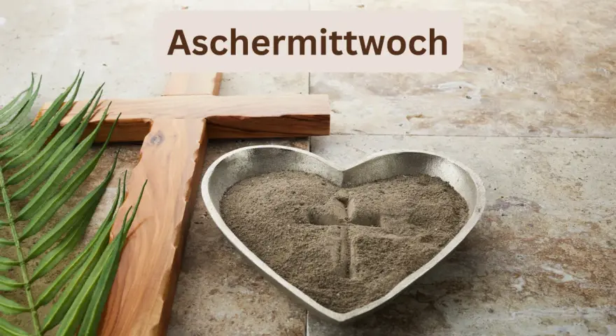 Aschermittwoch: Ein Holzkreuz, Palmzweige und eine Herzschale mit Asche markieren den Beginn der Fastenzeit.