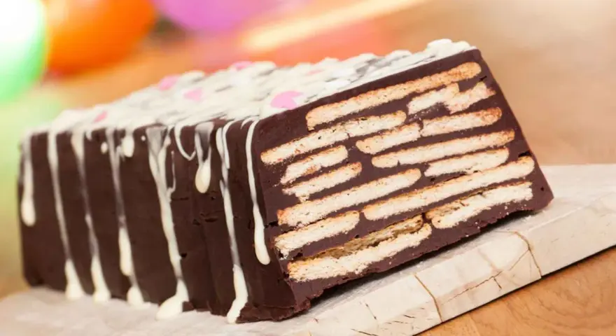 Schokoladiger Kalter Hund Kuchen mit Keksen und weißer Glasur. Ein leckeres Rezept für den Sommer.