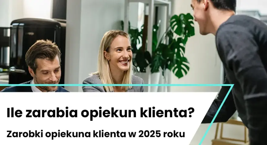 Uśmiechnięta kobieta i mężczyzna rozmawiają przy biurku. Dowiadują się, ile zarabia key account manager w 2025 roku.