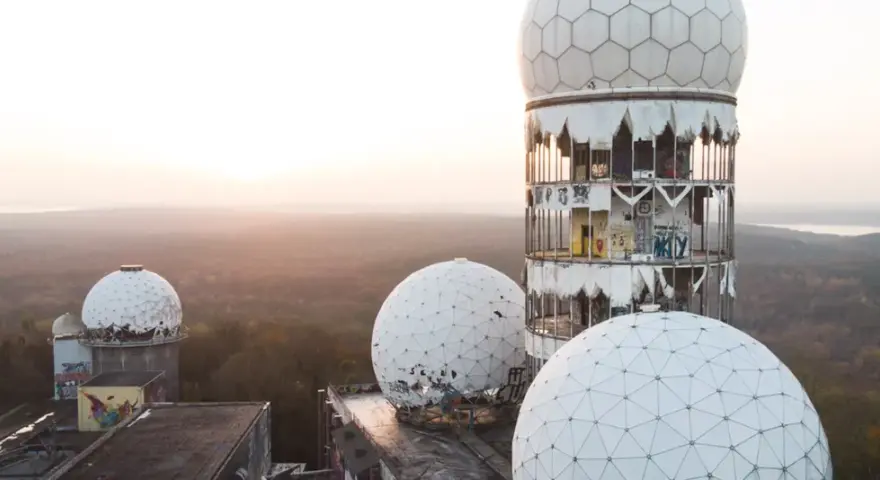 Teufelsberg Aussicht: Verlassene Radome und Türme auf einem Hügel, umgeben von Wald. Ein mystischer Ort mit Geschichte.