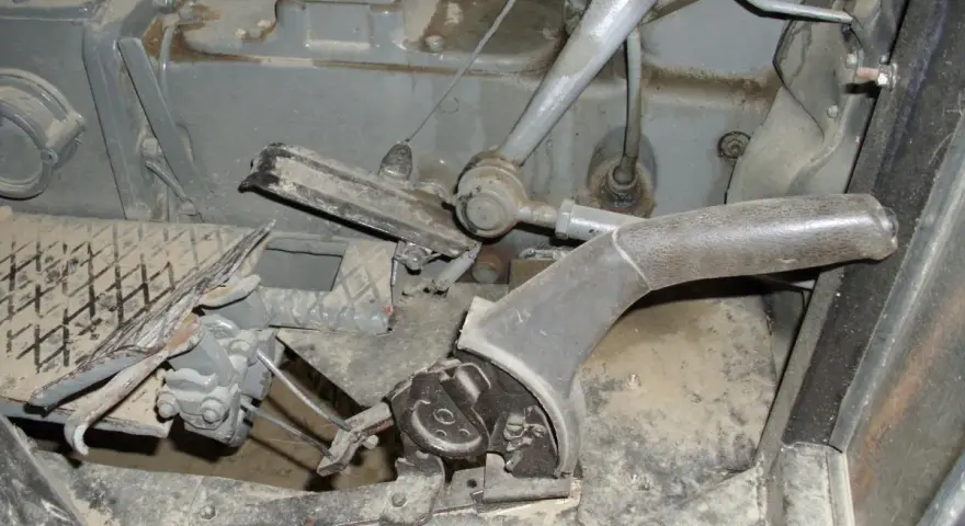 Mechanizm hamulca ręcznego w Ursusie C-330. Pokazuje, jak przerobić ręczny w C330, by był bardziej efektywny.