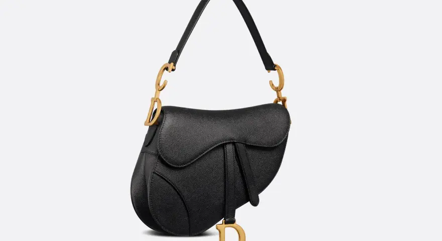 Elegancka, czarna torebka Dior Saddle z charakterystycznym zapięciem i złotym logo "D".