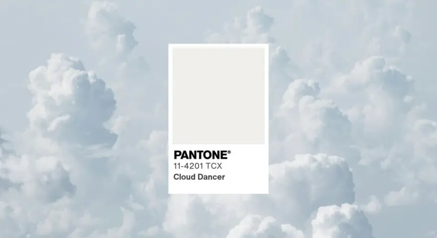 Kolory roku Pantone: delikatny odcień Cloud Dancer na tle błękitnych chmur.