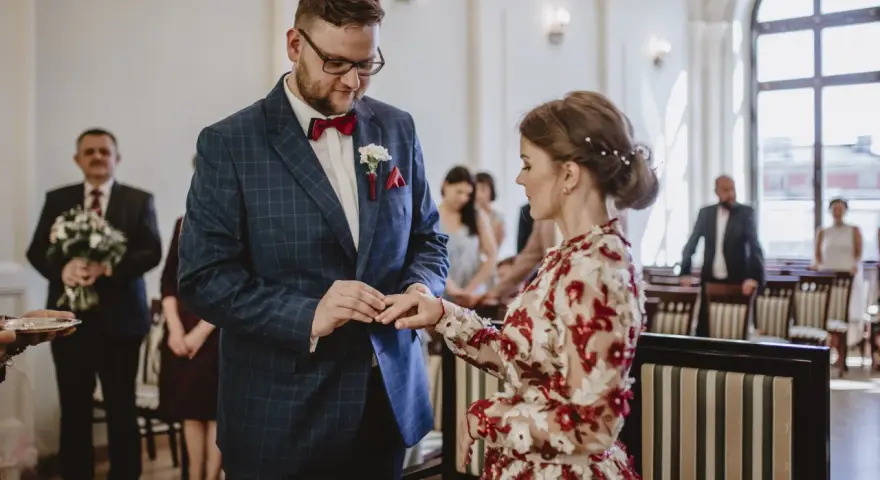 Jakie kolory sukienki do ślubu cywilnego, by wyglądać zjawiskowo?