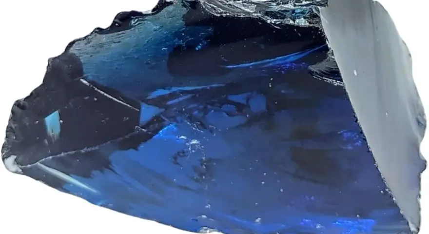 Fragmento de obsidiana azul con reflejos profundos y texturas irregulares, como un trozo de cielo nocturno solidificado.