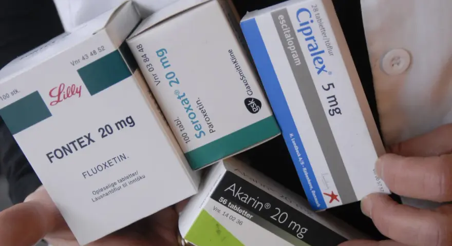 Mehrere Packungen Antidepressiva, darunter Cipralex, Seroxat und Fontex, werden von Händen gehalten.