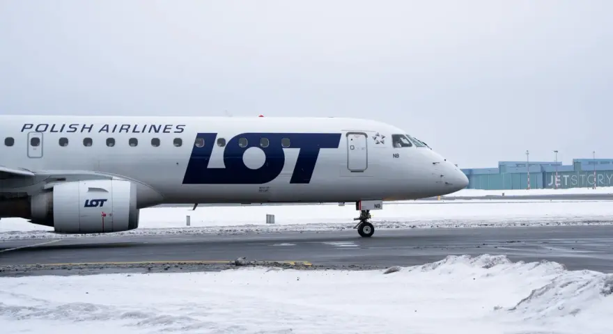 Samolot LOT Polish Airlines na lotnisku. W Polsce jest wiele lotnisk, które obsługują takie maszyny.