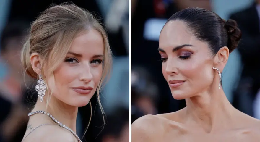 Due donne con acconciature eleganti: una con uno chignon morbido con ciuffo e l'altra con uno chignon basso.
