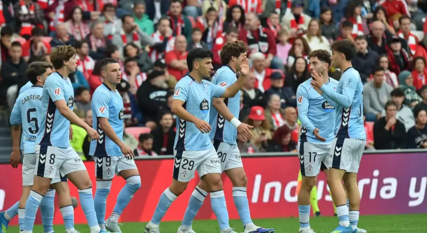 Jugadores del Celta de Vigo celebran un gol contra el Athletic.
