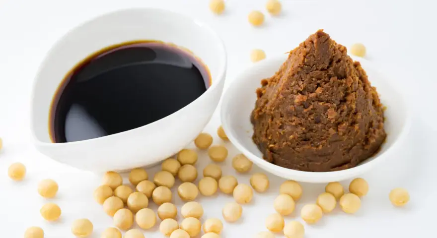 Miso und Sojasauce, beides aus Sojabohnen. Eine gute Alternative, wenn man fragt, was kann man statt Hefe nehmen, für Umami-Geschmack.