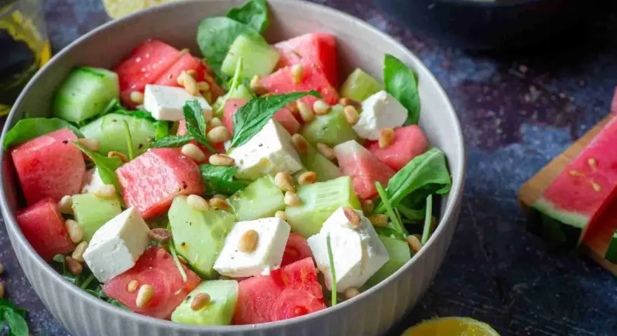 Erfrischender Wassermelonen-Feta-Salat mit Gurke und Pinienkernen – eine köstliche Idee für Wassermelone Rezepte.