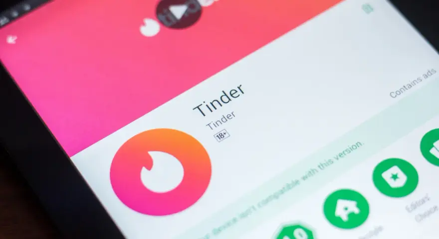 Ekran tabletu z aplikacją Tinder, gdzie szukasz idealnych **tinder pary**. Widoczne logo i nazwa aplikacji.
