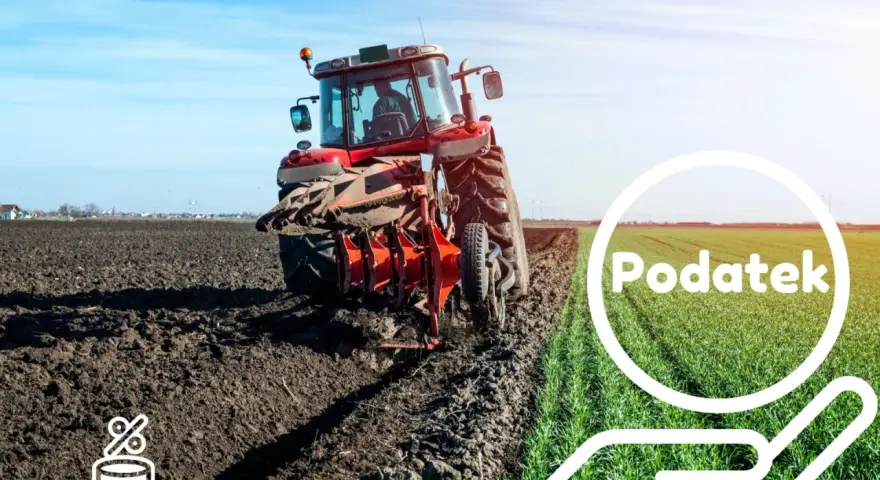 Czerwony traktor orze pole, symbolizując dzierżawę ziemi rolnej i związane z nią podatki.