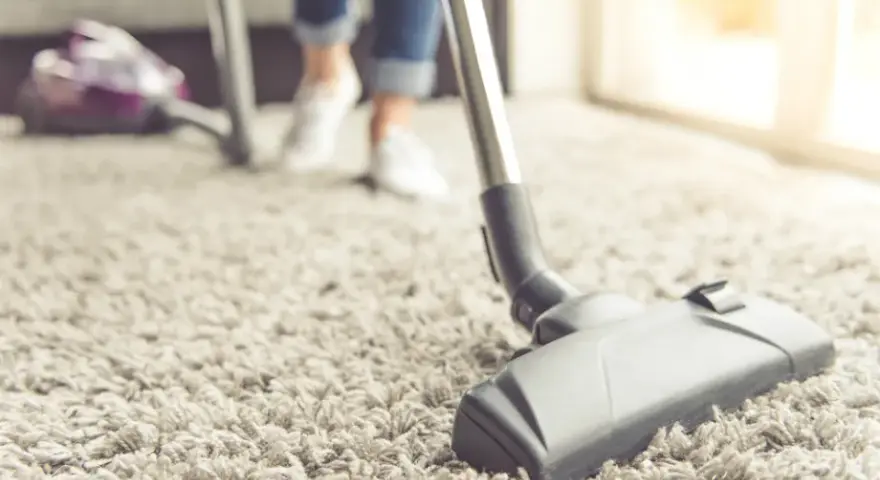 Jak prac dywan pluszowy - skuteczne metody czyszczenia i pielęgnacji