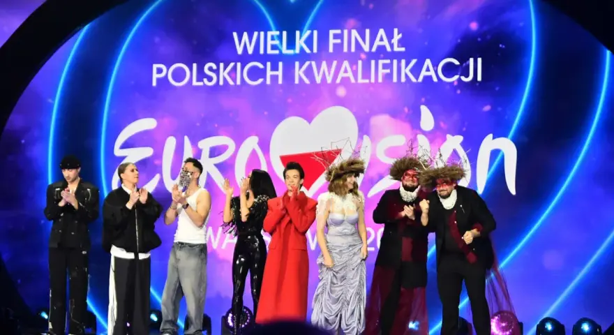 Artyści na scenie z logo Eurowizji i napisem "Wielki Finał Polskich Kwalifikacji".