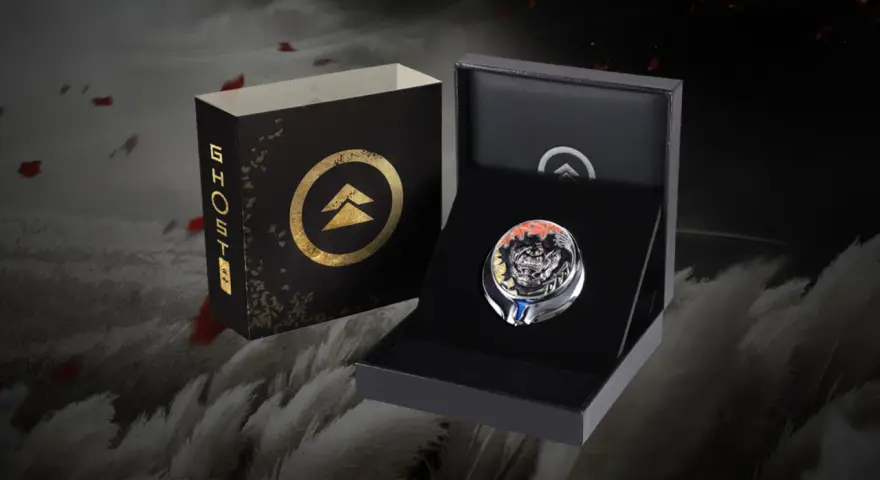 Caja de coleccionista con el logo de Ghost of Tsushima y un trofeo detallado de un demonio samurái.