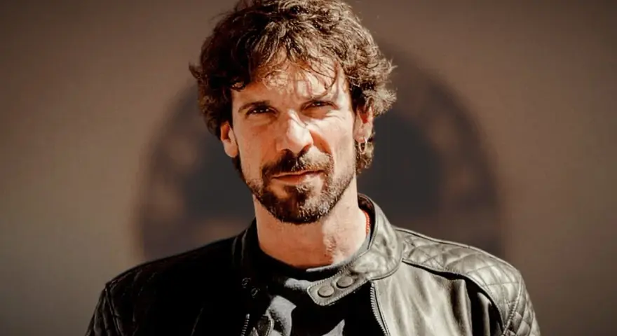 Ritratto di Francesco Montanari, attore noto per i suoi ruoli in film e programmi TV. Indossa una giacca di pelle.
