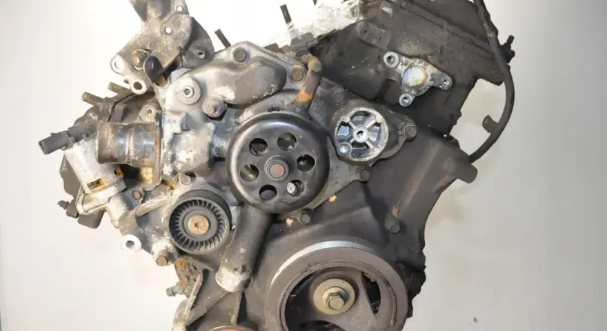 Silnik 5.7 Hemi, widoczny z przodu, z widocznymi kołami pasowymi i elementami osprzętu.
