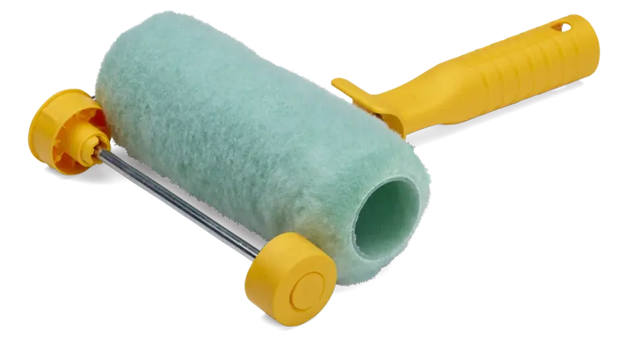 En grön roller med gult handtag, perfekt för att jämnt fördela tapetlim.
