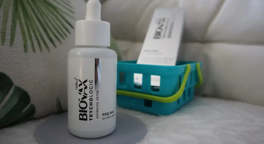 Buteleczka peelingu do skóry głowy L'biotica Bio-Vax Trychologic Advanced Detox stoi na szarej podkładce.
