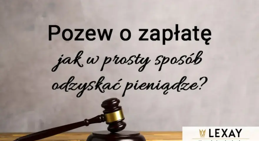 Pozew o zapłatę - jakie sprawy można załatwić w e-sądzie, by odzyskać pieniądze? Młotek sędziowski na drewnianym tle.