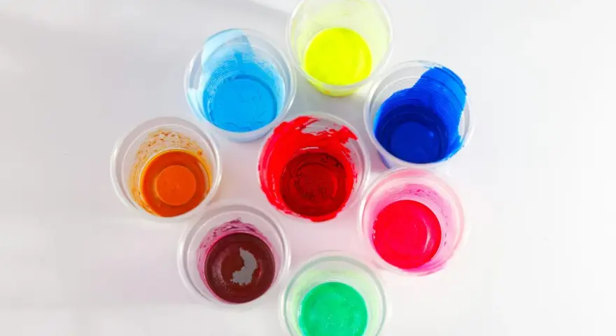 Kolorowe farby w kubeczkach, idealne jako farba do plastiku na zewnątrz. Odcienie czerwieni, niebieskiego, zieleni, żółci, pomarańczu i różu.