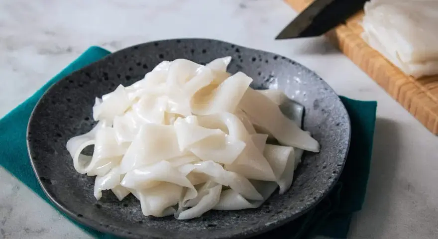 Gotowy do przygotowania pyszny makaron ryżowy. Ten przepis na makaron ryżowy jest prosty i szybki.