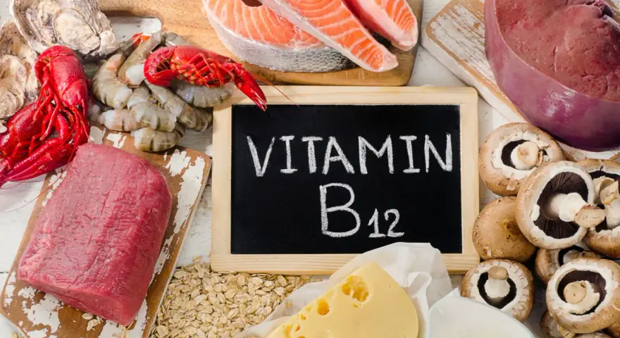 Wapń, ryby, mięso, wątróbka, jajka, ser, grzyby, owsianka - to produkty bogate w witaminę B12, która pomaga w prawidłowym funkcjonowaniu układu nerwowego.