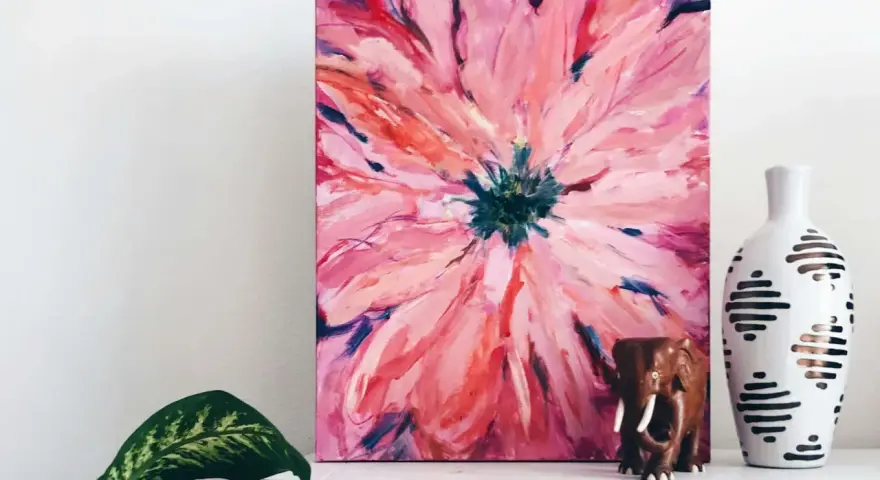 Peinture abstraite de fleur rose vif, avec un éléphant en bois et un vase décoratif. Une idée pour comment tendre une toile sur un chassis.