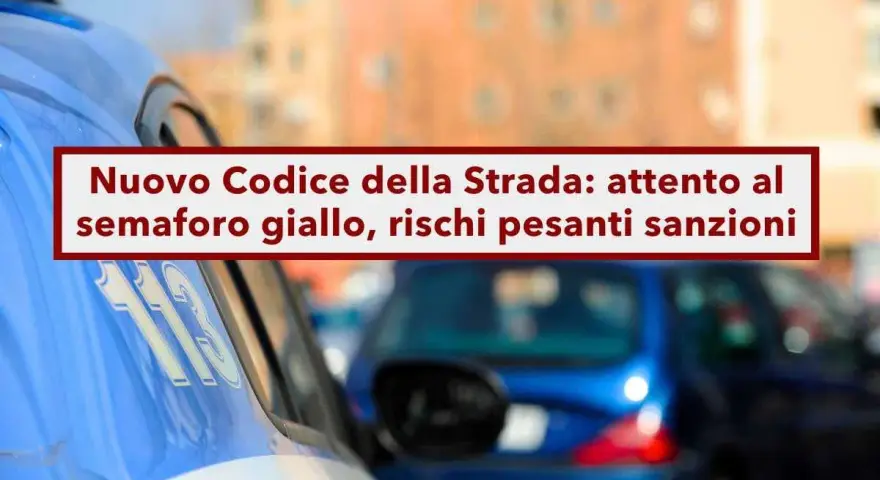 Polizia e auto in coda. Nuovo Codice della Strada: attento al semaforo giallo, rischi pesanti sanzioni.