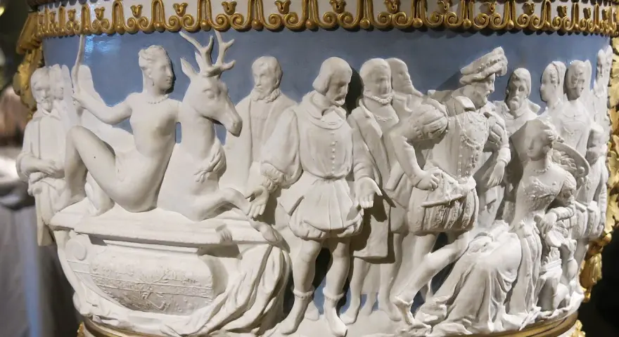 Bas-relief de style Jean Goujon : une nymphe couchée avec un cerf, entourée de figures de la Renaissance.