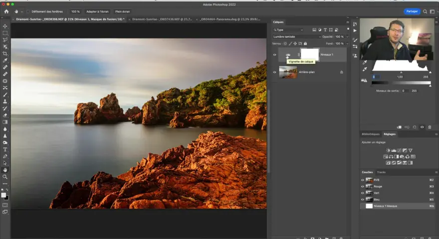Paysage rocheux au bord de la mer, avec un ciel doux. L'interface Photoshop montre un calque "Vignette de calque", suggérant un effet soleil créé avec Photoshop.