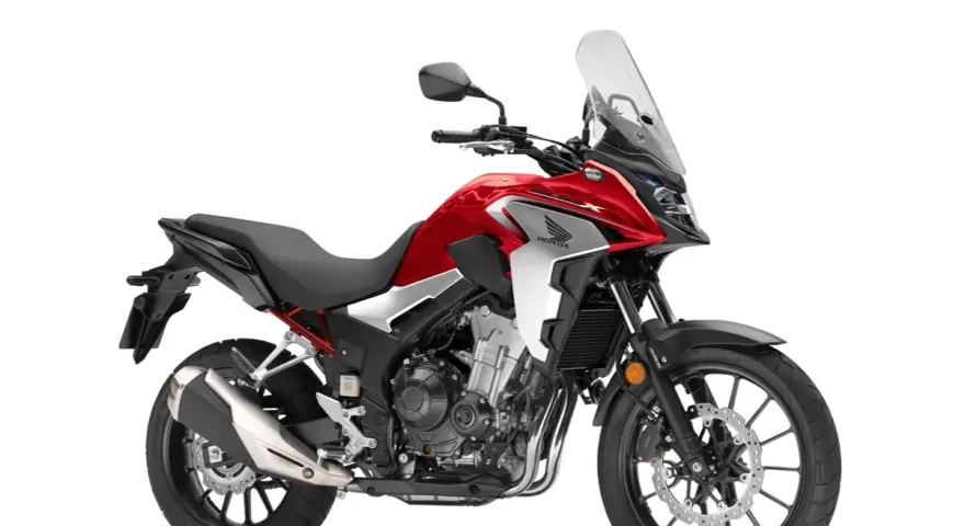 Honda CB500X rossa, agile e leggera. Il suo peso contenuto la rende perfetta per ogni avventura.