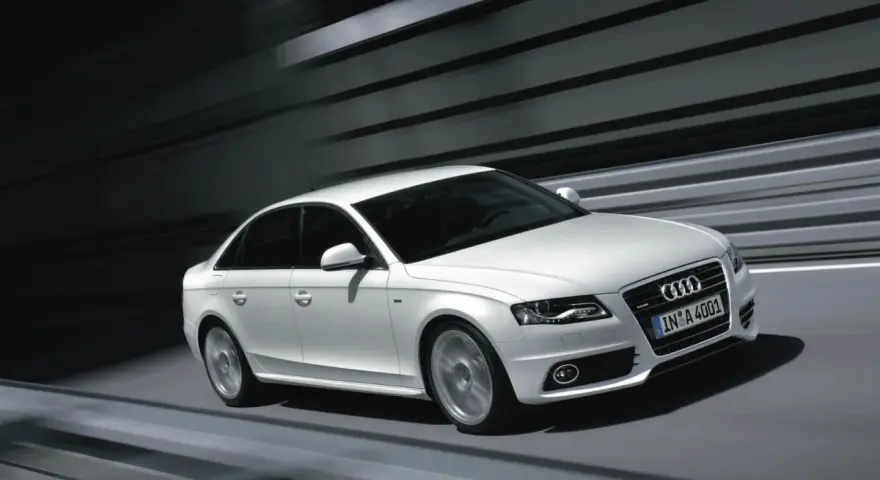 Białe Audi A4 B8 2.0 TDI 143KM w ruchu, z widocznymi felgami i grillem.