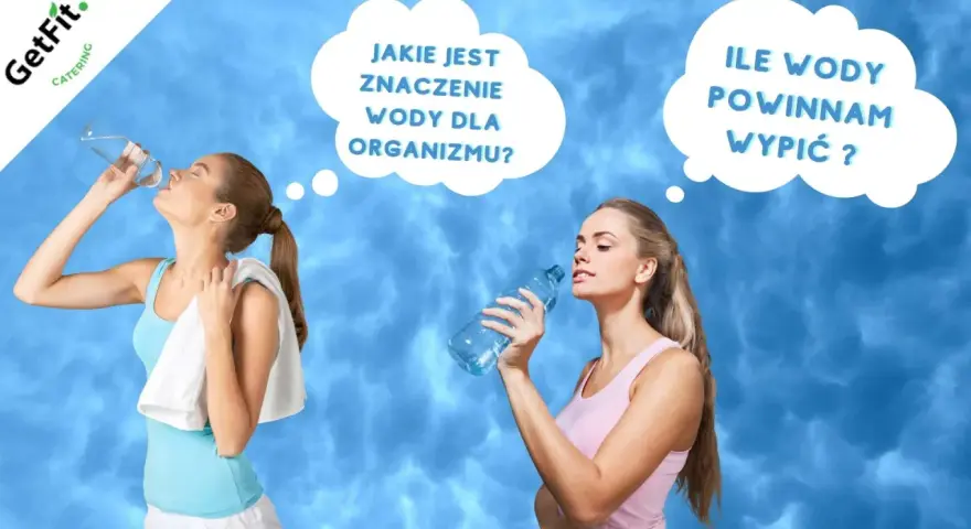 Dwie kobiety zastanawiają się, jak najlepiej nawodnić organizm. Jedna pije wodę, druga trzyma butelkę, myśląc o jej znaczeniu.