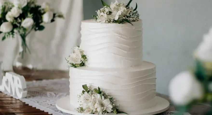 Elegancki tort weselny ozdobiony kwiatami, idealny na ślub cywilny. Piękne życzenia na ślub cywilny dla Młodej Pary.